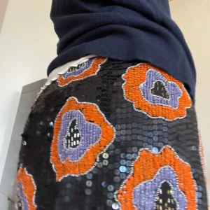 Svart paljettkjol med blommönster - Säljer en supercool paljettkjol som tyvärr inte kommer till användning 🩷🩷