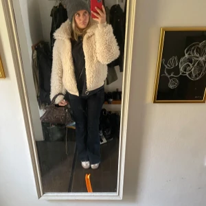 Beige teddyjacka - Mysig beige teddyjacka som är perfekt för kyliga dagar. Jackan har en fluffig och varm design med dragkedja framtill. Den är långärmad och har en normal passform, vilket gör den idealisk för både höst och vinter. Super fint skicka men den kommer inte till användning för mig helt enkelt 💞