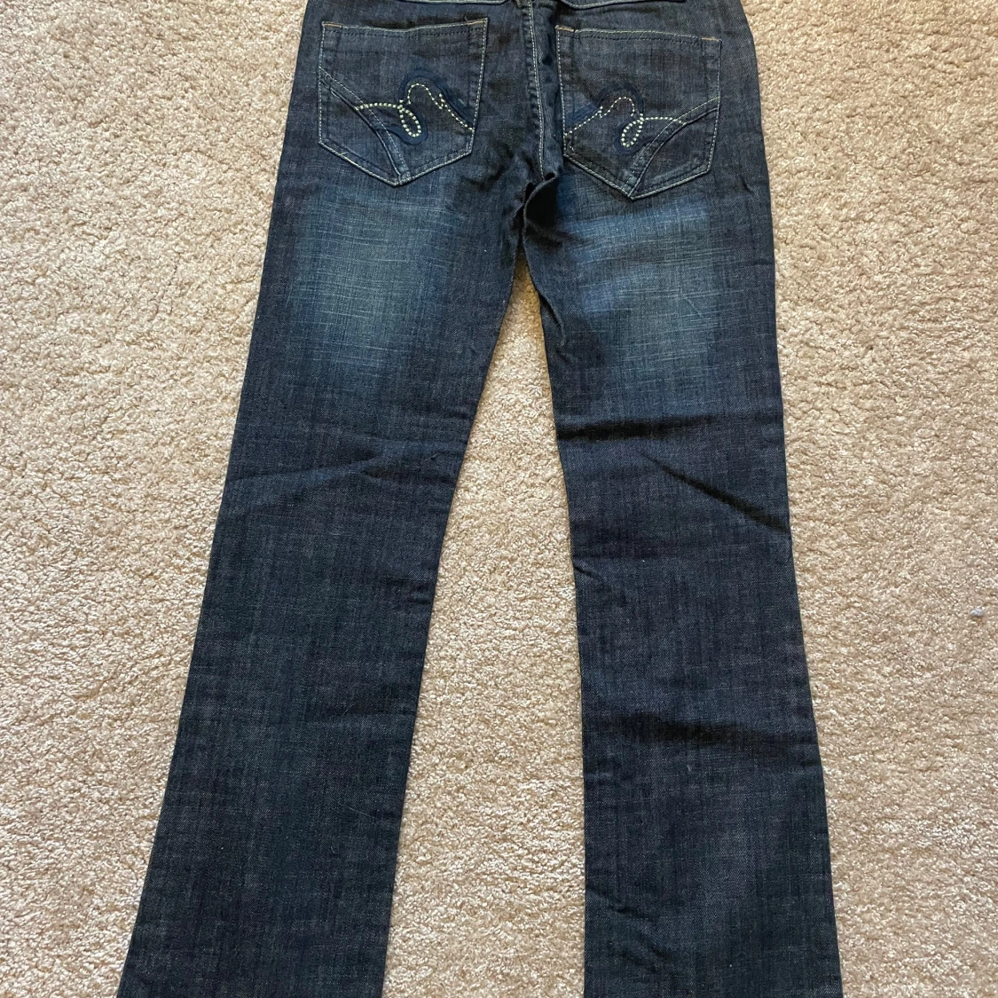 Mörkblå jeans med broderade bakfickor - 90