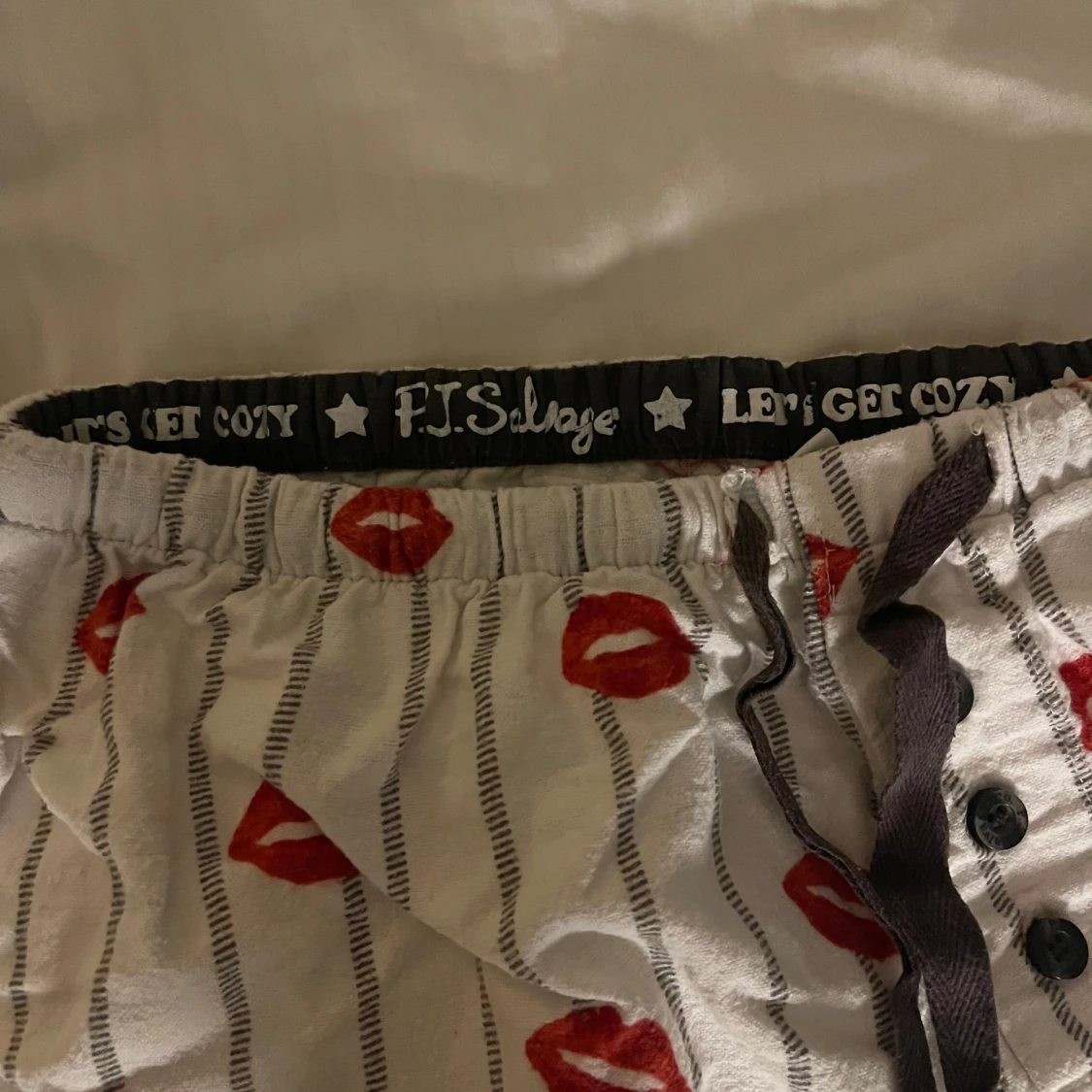 Randiga pyjamasbyxor med läppmönster - 90