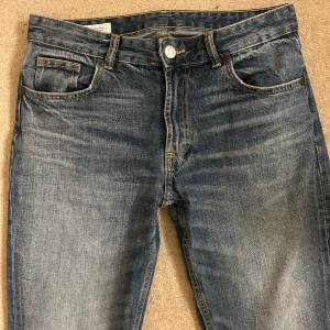 Snygga Zara Jeans - Jättefina jeans från Zara i bra skick! Sparsamt använda med inga defekter. Storlek 38 och långa i benen! Dock lite korta för mig som är 180cm men passar någon 175 och under☺️ Bootcut modell och midwaist