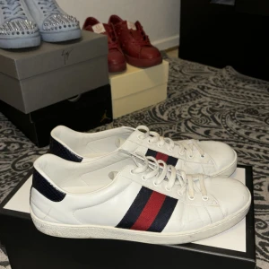 Vita sneakers från Gucci - Säljer ett par vita gucci sneakers Cond: 8,5 nypris 6900kr och kostar just nu 8200kr i guccis hemsida (pris kan diskuteras) dessa är size 10 vilket betyder runt storlek 43-44