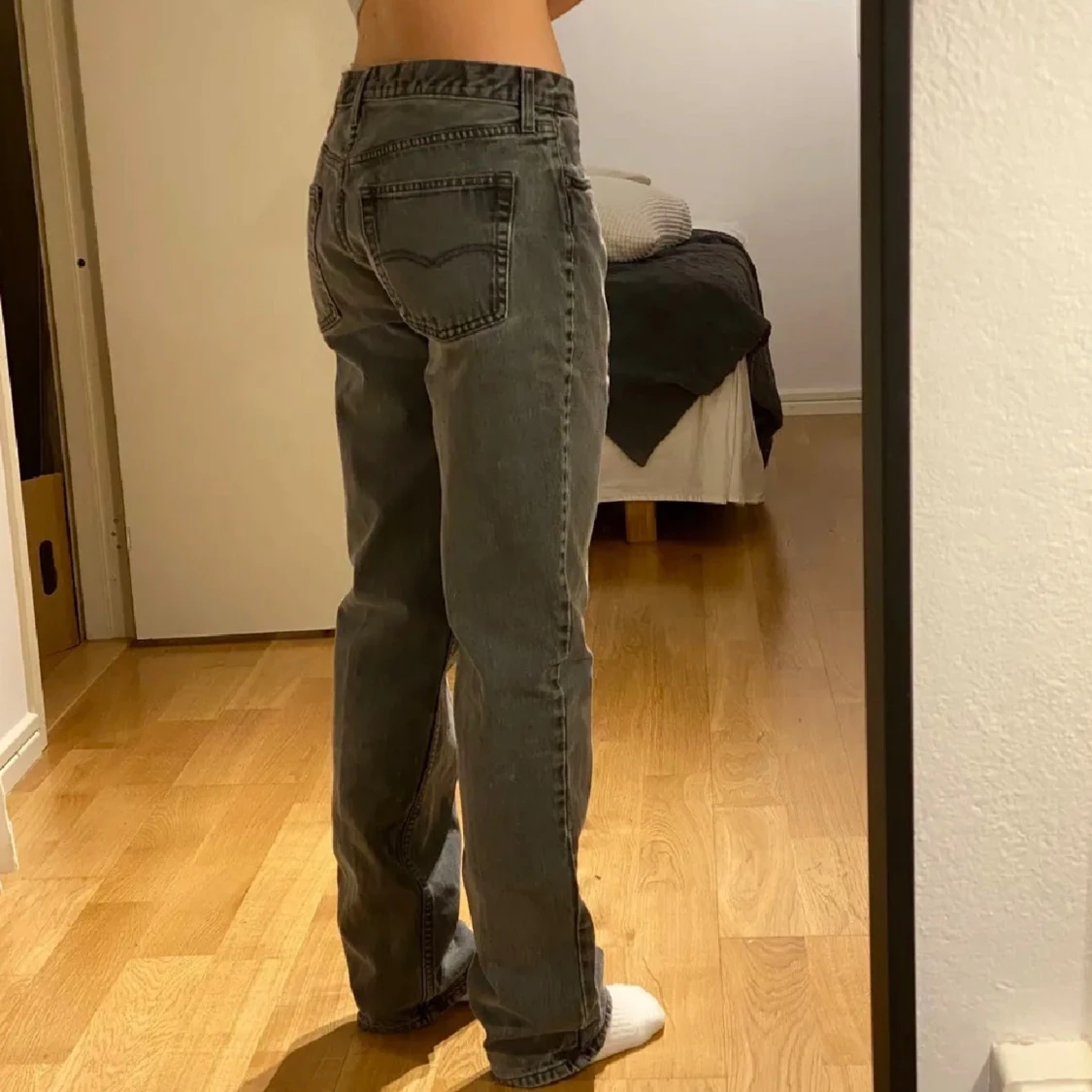 Grå jeans med rak passform