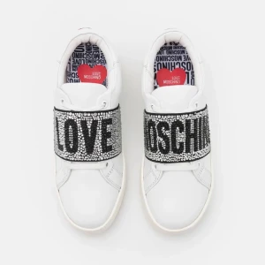 Moschino sneakers - Inga defekter utan att några diamanter lossnat tyvärr💕💞 kom för fler bilder