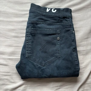 Dondup George - Säljer dessa tvär feta jeans från dondup! Modellen är George och är väldigt snygga😍Storleken är 34 och är väldigt snygga nu till vintern❄️mycket fint skick och bra omhändertagna🤝🙌