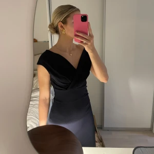 Balklänning marinblå - Så fin klänning i ett material som sitter väldigt fint på kroppen. Som referens är jag 165 och bär ca 6cm klackar på bilden. Hör av er för fler bilder eller om ni har frågor💞🥰