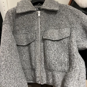 Grå ulljacka från Zara - Croppad jacka från Zara 
