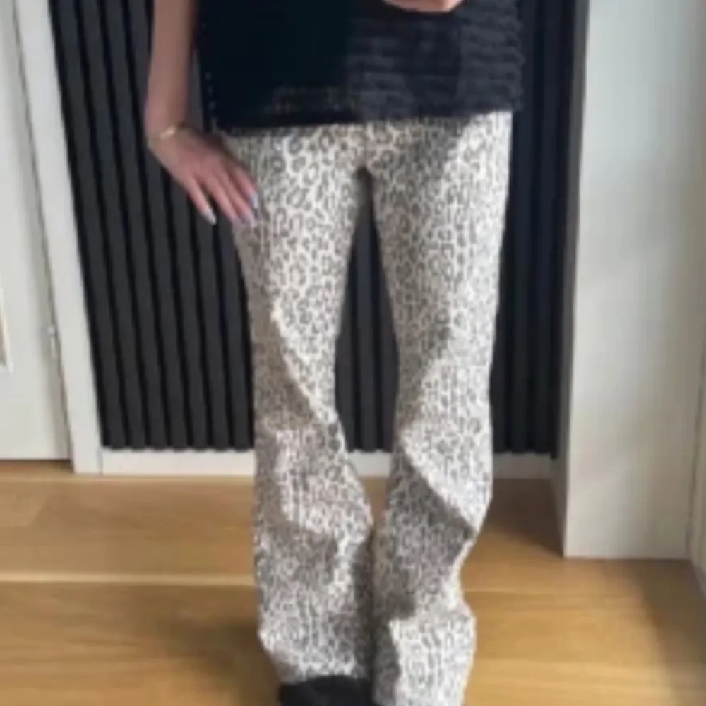 Snygga leopardmönstrade byxor från NA-KD designade av Kae Sutherland. Byxorna har en bootcut-stil och är perfekta för att ge en trendig touch till din outfit som är super populära. Super sköna och fina jeans. Aldrig använda så inga fläckar eller hål🤍🤍pris: 320kr pris kan diskuteras . Farkut & Housut.