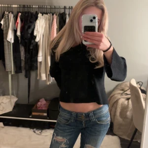 Svart croppad tröja - Säljer en svart croppad tröja med långa ärmar. Perfekt för en avslappnad stil. Tröjan har en lös passform och är enkel att matcha med jeans eller kjol.❤️