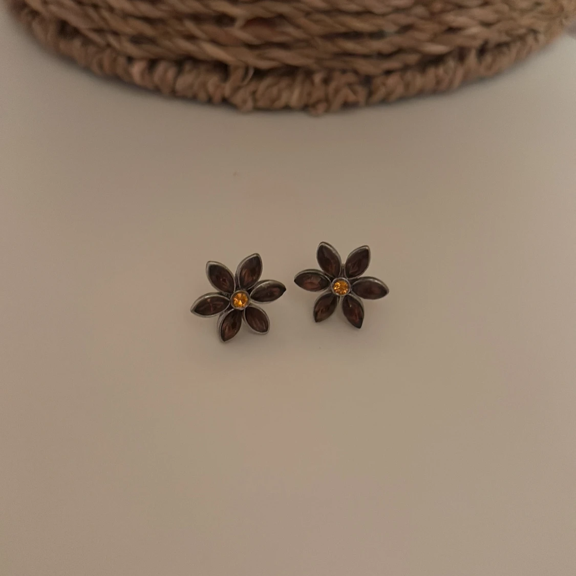 Blomformade örhängen med gul detalj