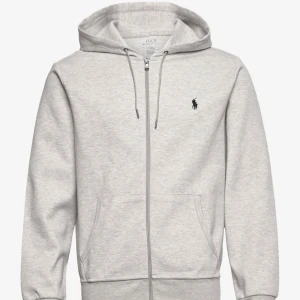 Grå hoodie Ralph Lauren - Helt oanvänd, kommer i original förpackning. Endast mötes ingen post, Bara kontant. Säljer en stilren grå hoodie från Ralph Lauren med dragkedja och justerbar huva. Tröjan har en broderad logotyp på bröstet och praktiska fickor framtill. Perfekt för en avslappnad stil. NYPRIS: 2300kr
