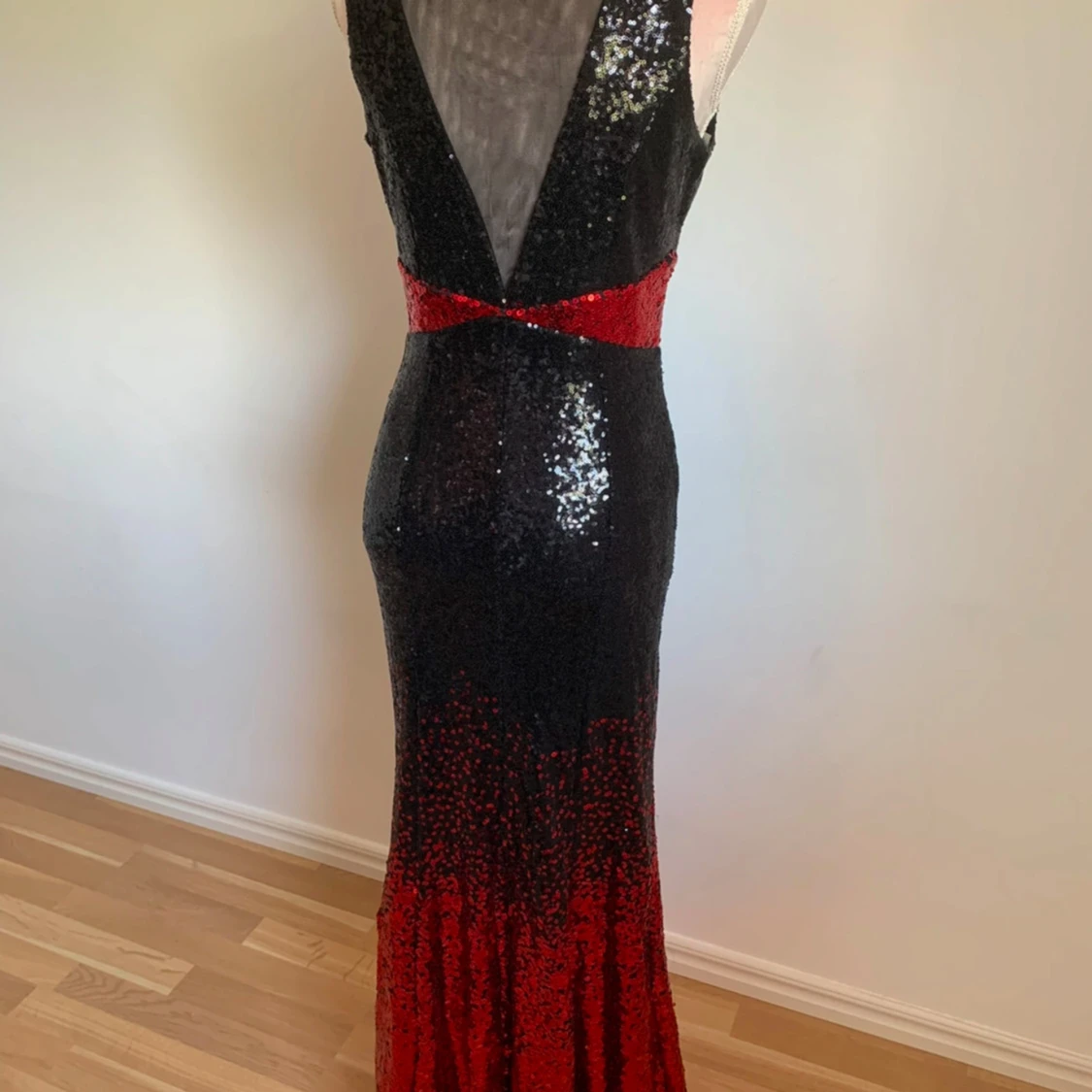 Svart och röd paljettklänning - 1