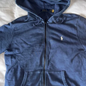 Blå huvtröja från Ralph Lauren - Säljer en snygg blå zipup tröja från Ralph Lauren