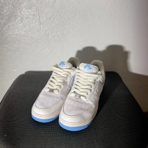 Nike AF1 stl. 42,5 -  Säljer ett par air force one i väldigt fint skick. Skorna är i storlek 42,5 använda ett fåtal par gånger och ser ut som helt nya. Priset är inte hugget i Sten och går och ändra, skriv gärna om funderingar. 