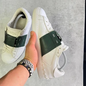 Valentino open skor - Jätte fina valentino opens | skick 7/10 okej skick har inga hål eller häldrag | storlek 42, passar 43 | inget og | nypris 6500| skriv vid frågor!