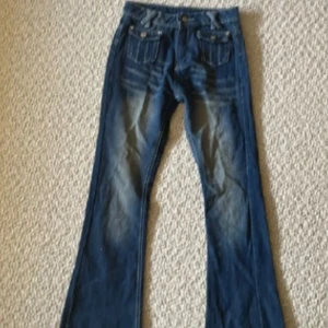 Blå jeans med fickdetaljer - Snygga blå jeans med coola fickdetaljer.  Super snygga jeans storlek xs.  Tyvärr passar den inte mig. Jag skulle säga att den är mer xxs-xs.