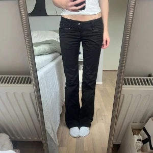 Svarta bootcut jeans med låg midja - Snygga svarta bootcut jeans med låg midja. Står stl 28 i sp skulle säga att de är S