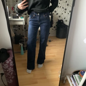 Mörkblå bootcut jeans - Snygga mörkblå bootcut jeans med medellåg midja och knappar på bakfickorna. Modellen heter 90’s boot och kommer från Lager 157. Passar perfekt i längden på mig som är 157 cm.