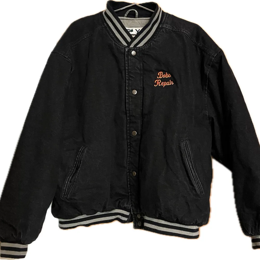 đșđčXL Vintage black/grey denim varsity workwear jacket. This is a super unique piece bought in the United States. đșđčThe jacket has a thick, quilt-like padded lining- making it perfect for fall as well as winter. Signs of use but in great condition! . Takit.