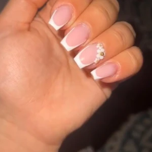 Fransk manikyr med glitterdetaljer - Gör naglar i Vännersborg utanför Göteborg 