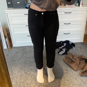 Levi’s jeans - Ett par svarta Levis jeans i bra skick! Säljer då jag tycker de är för korta på mig, är 165. Väldigt stretchiga och sköna att gå i. Straight fit