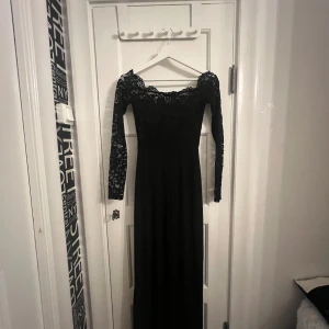 Svart jumpsuit med spetsdetaljer från NLY One - Elegant svart jumpsuit från NLY One med vackra spetsdetaljer. Klänningen har långa ärmar och en figurnära passform som ger en stilren look. Perfekt för speciella tillfällen. Endast använd vid ett tillfälle!❤️