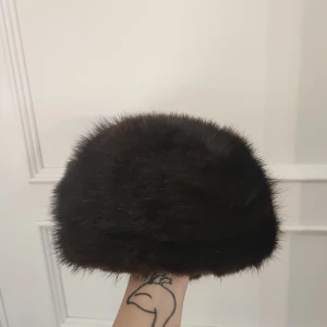 Brun pälsmössa - Mössa i minkpäls, vintage. Lite för liten på mig som har stl 58 i hattstorlek