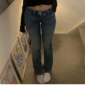 Blå jeans med bootcut - Snygga blå jeans med bootcut och låg midja. Perfekta för en avslappnad stil. 