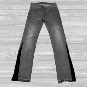 Lee flared jeans (custommade) - Säljer dessa Lee Flaredjeans som är custommade, jag har sytt panelerna själv. Jätte fräsha jeans som passar till mycket.  Storlek: W30 L32