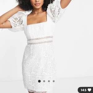 Vit klänning - Beställande 2 likadana klänningar till studenten säljer en som är helt oanvänd och kvar i stim förpackning, nypris 700kr