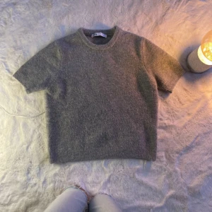 Grå stickad t shirt - Grå stickad t shirt från Zara. Storlek M men passar XS/S