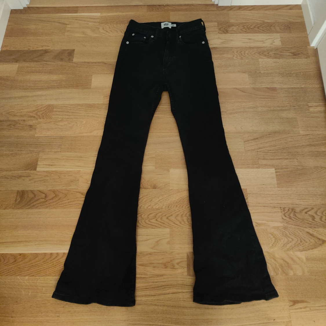 Svarta bootcut jeans 