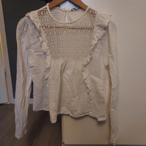 Blus från Zara - Jättefin blus från Zara, strl M, men upplever den mer som S