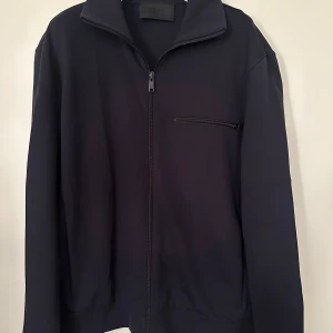 Prada  - Prada zip cardigan. Size L. Super skick 9/10. Pris 3190kr nypirs 11.500kr. 
