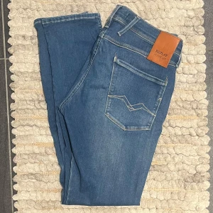 Replay Anbass Jeans - Snygga jeans från Replay i modellen Anbass || Storlek: W32 L32 || endast använda ett par gånger 