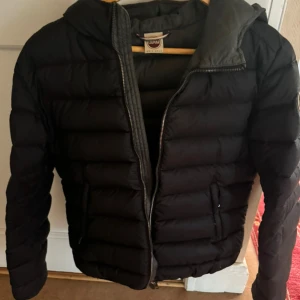 Colmar jacka - Colmar jacka är i mycket bra skick, storlek S. Jackan har inga defekter. Säljer då den inte kommer till användning.💕
