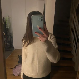 Beige tröja från Zara - En beige jätte skön tjocktröja från zara. Använt en gång säljer pågrund av fel storlek.❣️❣️❣️