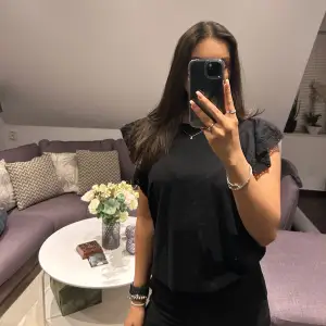 Svart T-shirt med volanger i storlek M. Köparen står för frakten!💗