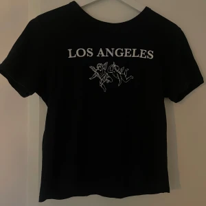 Babytee  - Svart ”babytee” t shirt från Zara. 