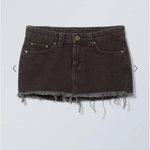 Svart jeanskjol från Weekday - Snygg svart jeanskjol från Weekday med fransig nederkant och klassisk femficksdesign. Perfekt för en avslappnad stil. Kjolen har en knapp och dragkedja framtill. Storleken är 36 men funkar samt som en 34. 💗kontakta för fler frågor 💗 köparen står för frakten 💗