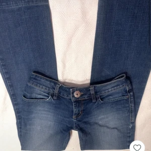 Jeans - Flare/raka-ish byxor köpta från Vinted.               Provade på byxorna en gång men de passade direkt inte. Midja: 39cm.       Innerveb: 79cm.       Själv är jag 180cm.         Skriv för fler frågor❤️.         
