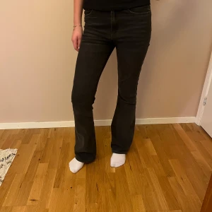 Mid waist bootcut jeans Levi’s - Säljer dessa super snygga mid waist bootcut jeans från Levi’s! 😍Säljer pga att de har blivit för små. ⭐️Midjemått rakt över:35cm midjehöjd:24cm innerbenslängd:82cm, Skriv om du har några frågor!👌