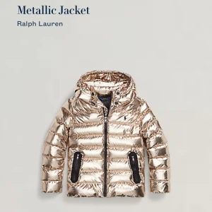 Metallic/guld dunjacka från Ralph Lauren - Säljer en snygg metallicfärgad/guld dunjacka från Ralph Lauren. Jackan har en glansig finish med dragkedja och avtagbar huva. Perfekt för att sticka ut i vintermörkret. Köpt 2024 ,sparsamt använd och i nyskick.Ungdom storlek 16 men passar mig som är 13 och 155cm.