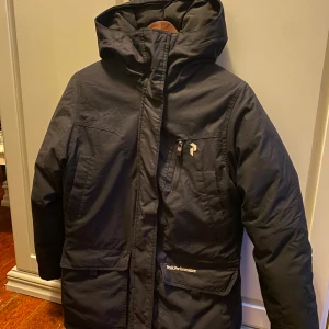 Peak Performance  - Hejsan! Säljer denna jacka från märket Peak performance. Modell SWD Parka. Nypris runt 4-6 tusen. Bra skick och varm. 