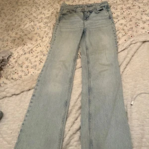 Ljusblå jeans från Zara - Säljer ett par ljusblå jeans från Zara. De har en klassisk femficksdesign och är tillverkade i ett bekvämt denimtyg. Byxorna har en rak passform och stängs med dragkedja och knapp. Perfekta för en avslappnad stil.
