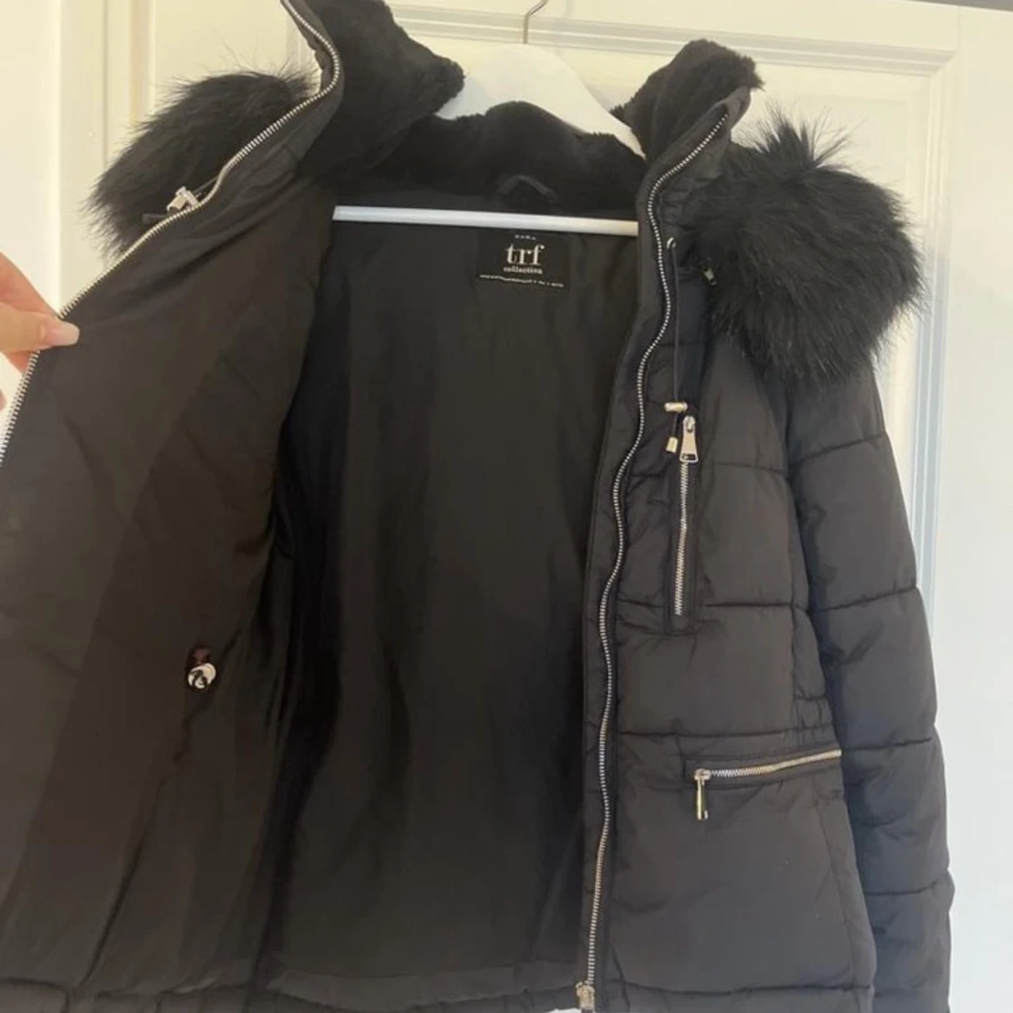 Svart dunjacka med pälsdetaljer från TRF - 2