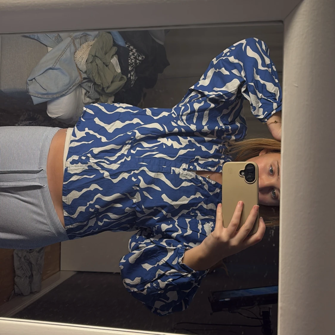 Blå och vit mönstrad blus - 1