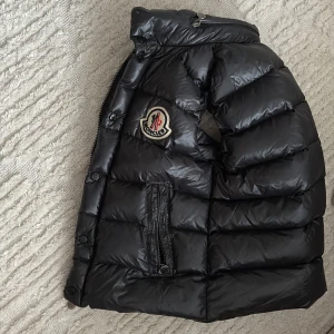 Svart pufferjacka från Moncler - Säljer en svart puffer väst för sommaren väldig snygg och är från NK
