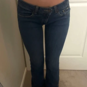 Lågmidjade jeans - Säljer dessa lågmidjade bootcut jeansen då jag har så många💕 har lagt till en ”knapp” för att de va för stora för mig! skriv för fler bilder💕 tror de är från Lee