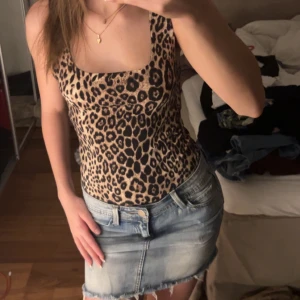 Leopardmönstrad ärmlös topp - Snygg leopardmönstrad ärmlös topp från Zara. Perfekt för att ge din outfit en djärv touch. Tillverkad i ett mjukt och bekvämt material som passar bra till både jeans och kjol.